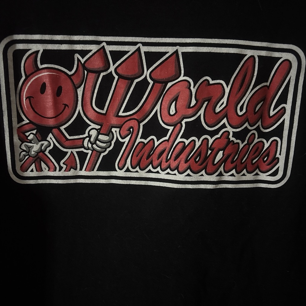 WORLD INDUSTRIES hellboy graphic tee